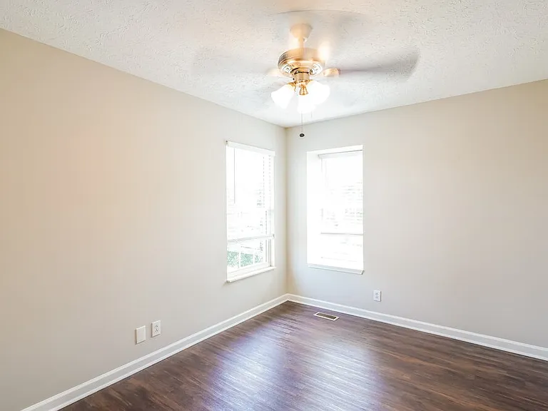 909 Bexhill Ct S — Photo 12