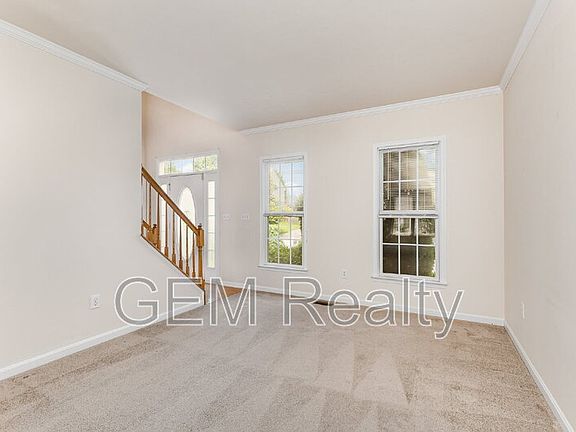 4th image of 35 Wild Rose Dr