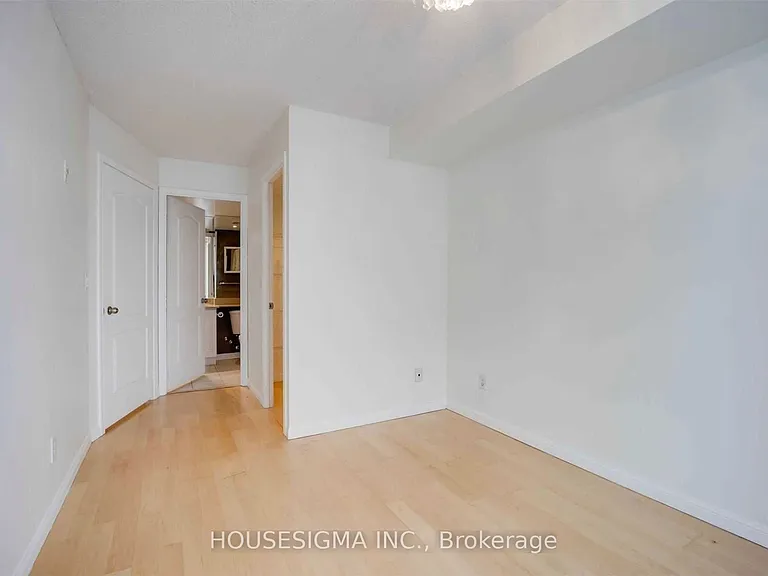 18 Stafford St #508 — Photo 15