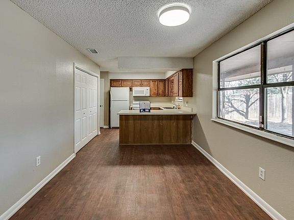 5th image of 1909 Oak Hill Dr