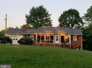 90 Parrish Ln, Kents Store, VA 23084