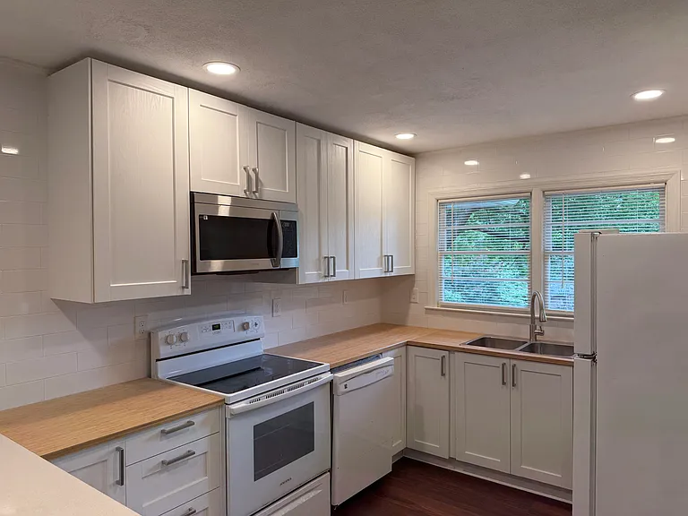 2226 Medfield Trl — Photo 2