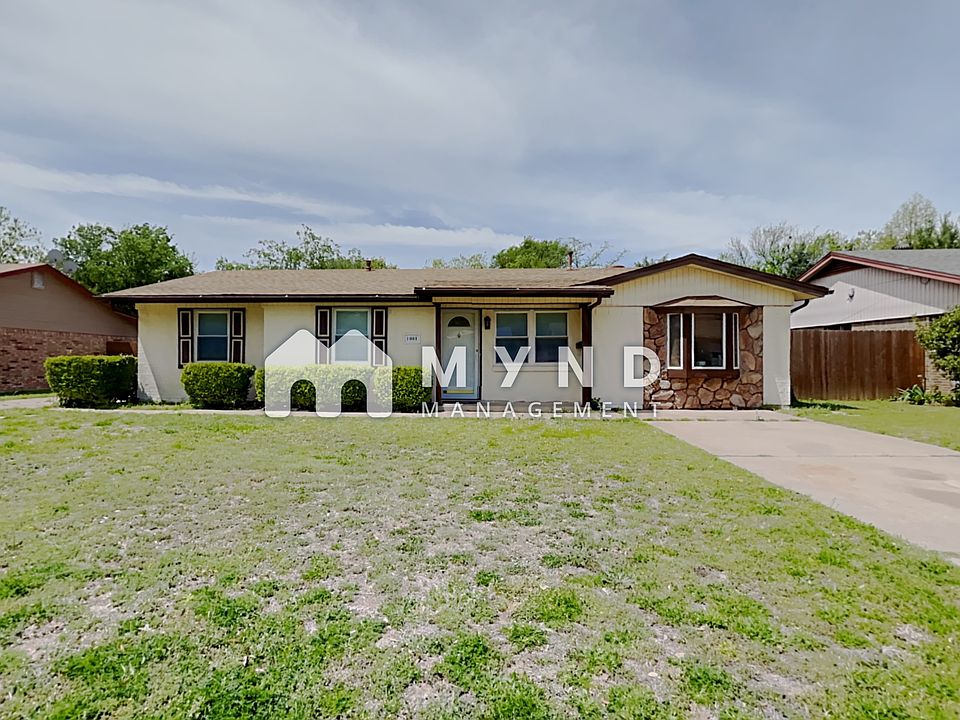 1st image of 1001 Russell Ln
