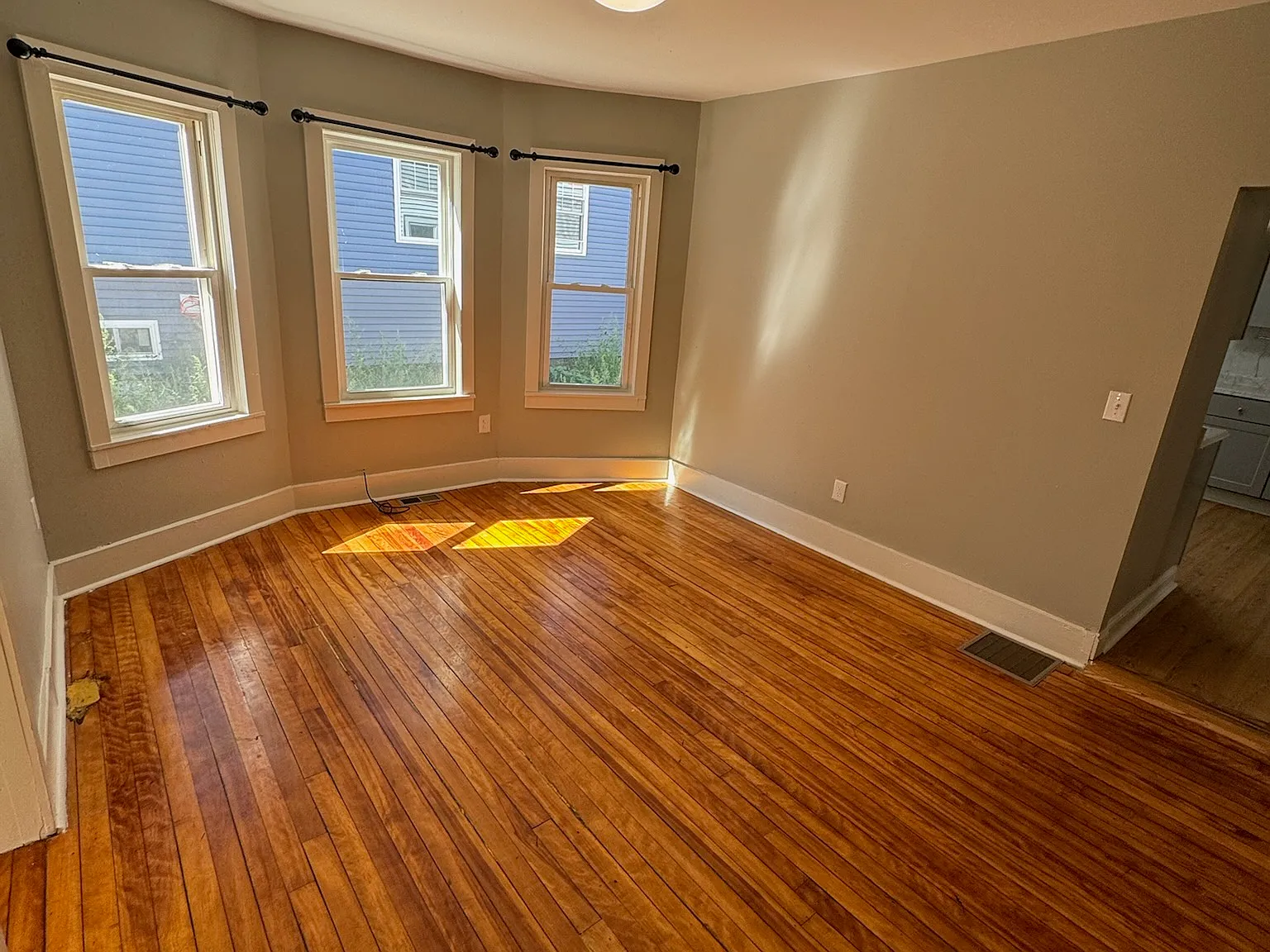 4 bed, 1100 sqft, $2,300 — Photo 4