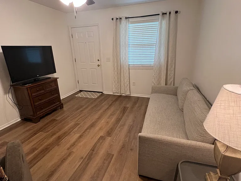 813 SE G St #A — Photo 2