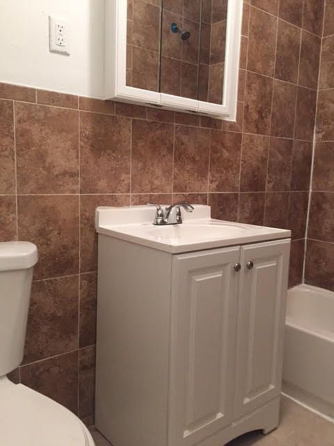 2nd image of 463 17th St APT 4
