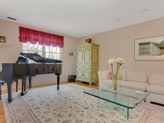 3rd image of 45 Longacre Dr