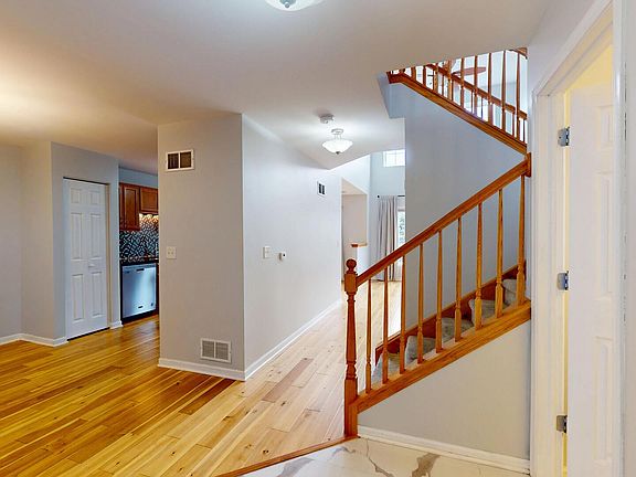 4th image of 16158 Hillcrest Cir