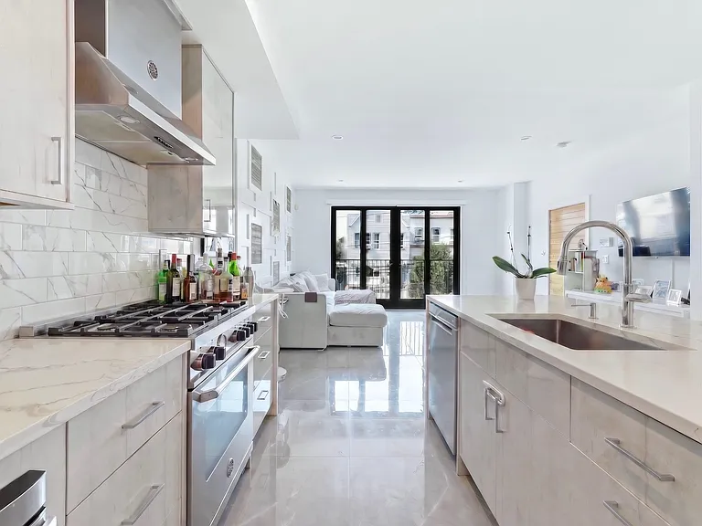 290 Griffith St #1 — Photo 9