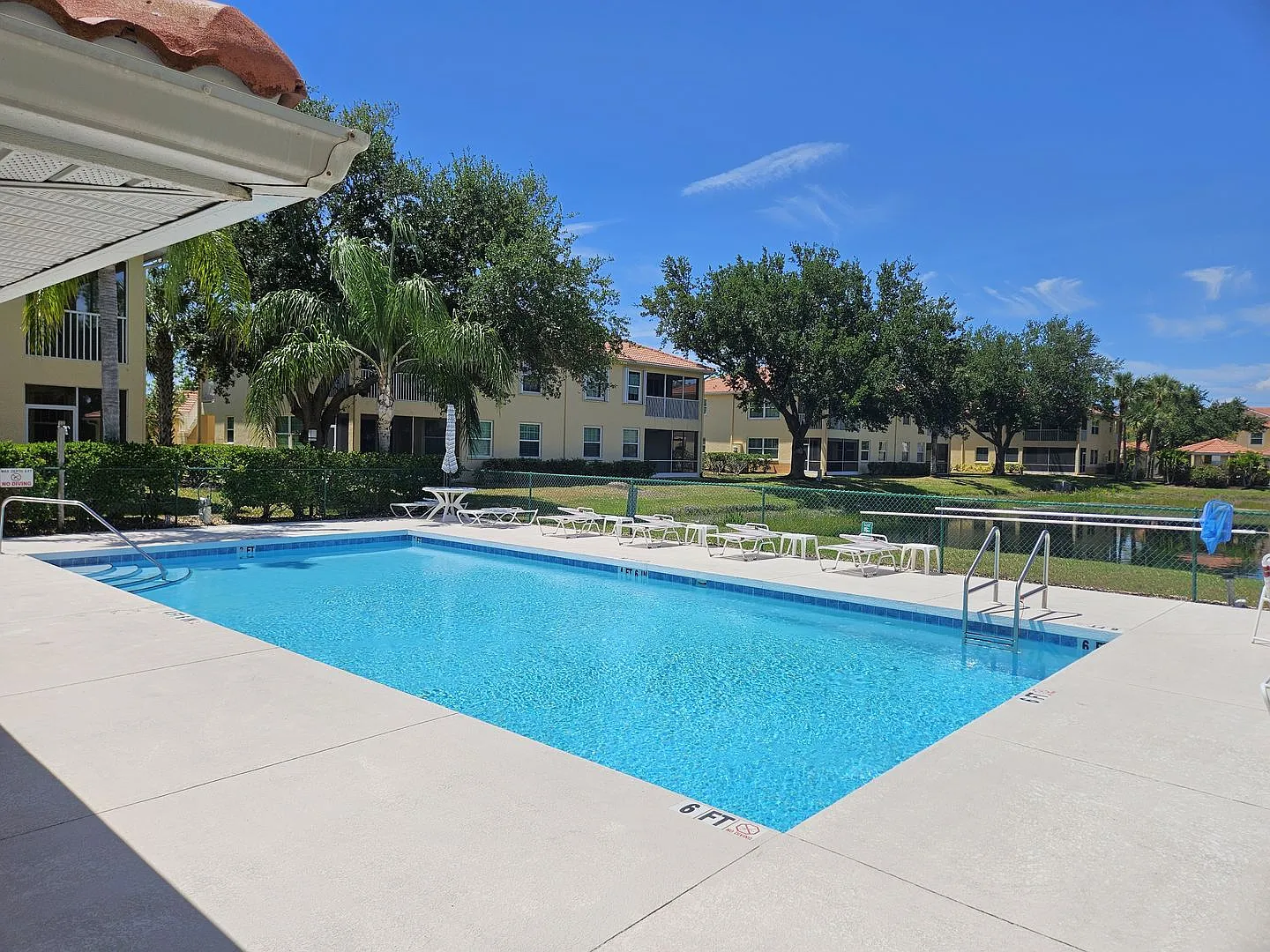 Annual Unfurnished 3 Bedroom 2 Bathroom Second Floor Condo in Casa Del Lago! — Photo 2