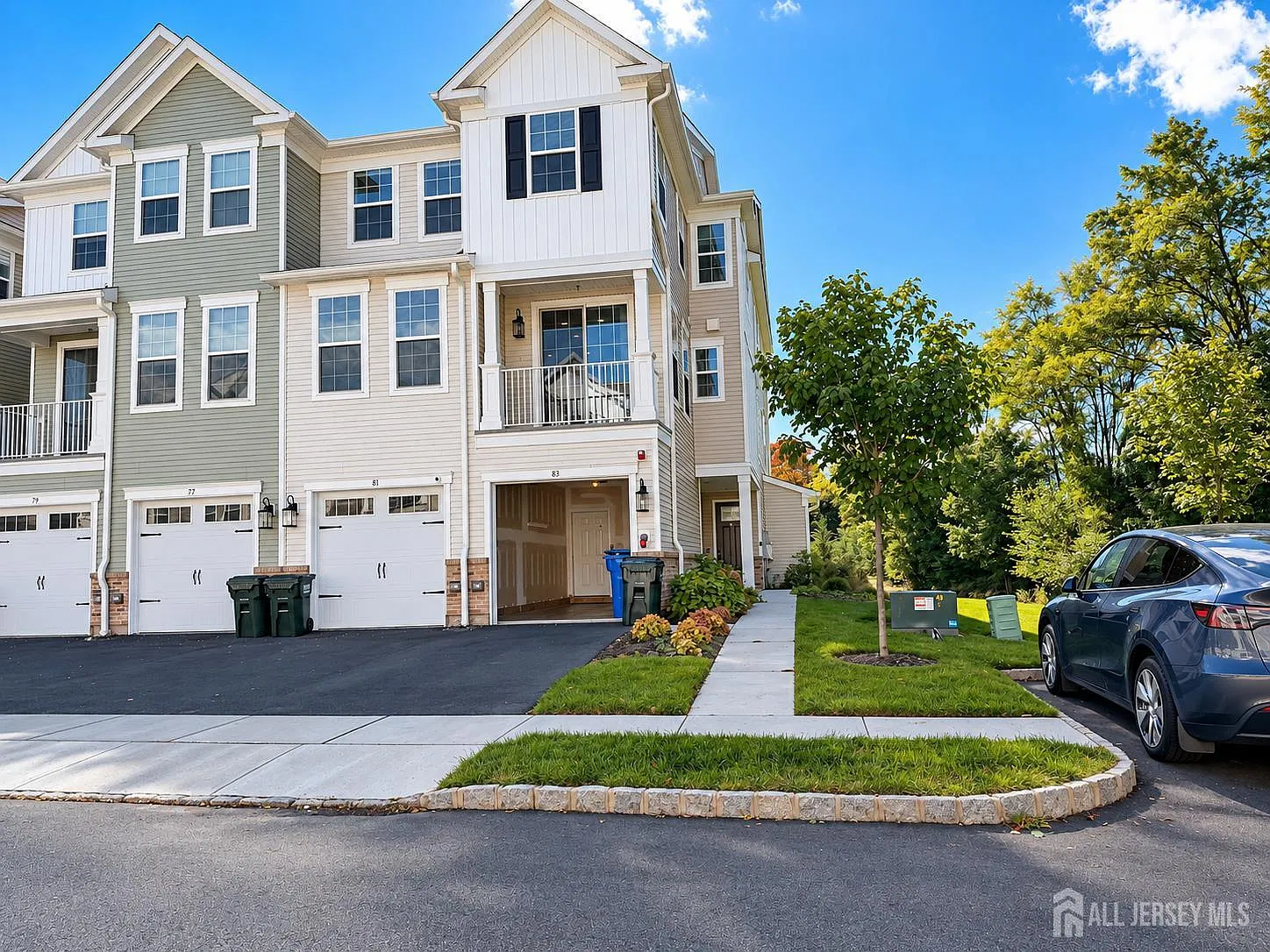 3 bed, 2.5 bath, 2100 sqft, $3,900 — Photo 2