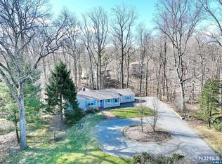 31 Pine Dr, Park Ridge, NJ 07656