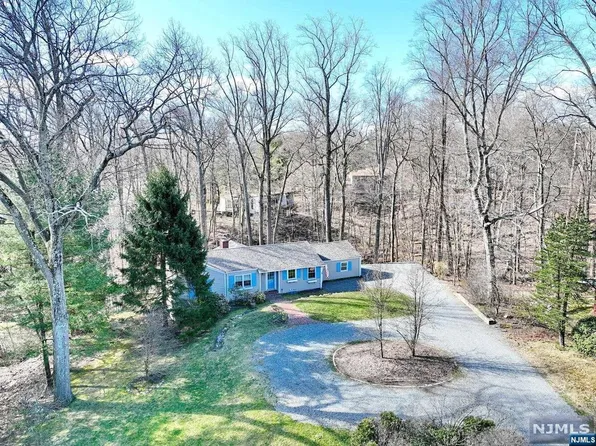 31 Pine Dr, Park Ridge, NJ 07656