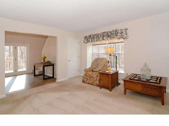5th image of 74 Sawgrass Ct