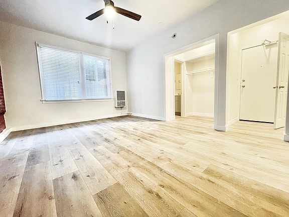 4th image of 518 N Harvard Blvd #403