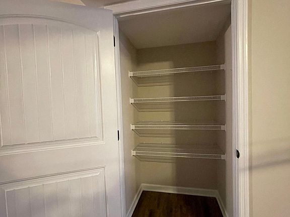 4th image of 2000 Willow Dr #9