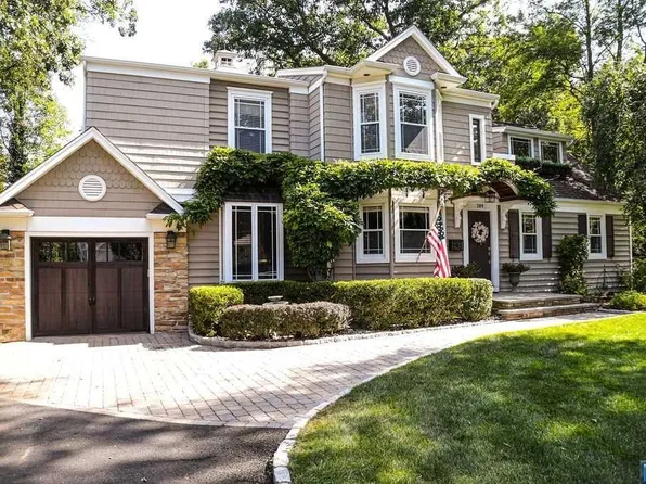 389 Oakwood Dr, Wyckoff, NJ 07481