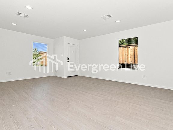 4th image of 325 Acorn Rd