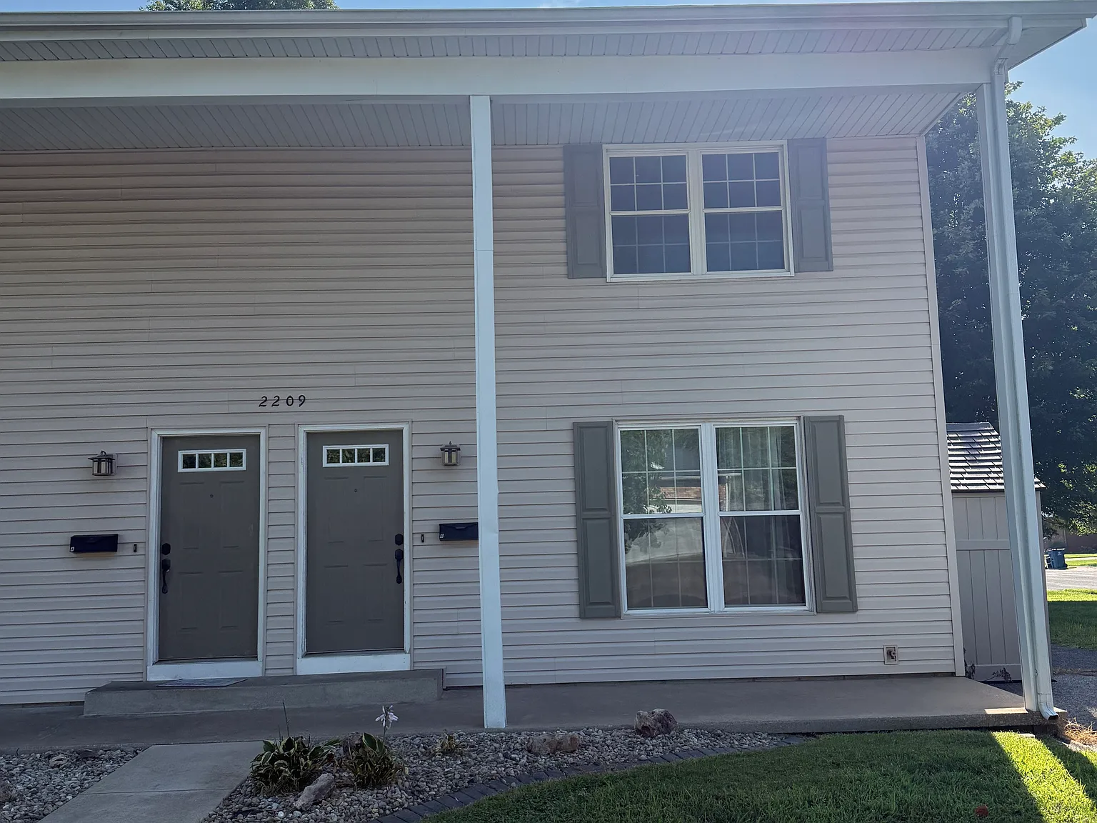 3 bed, 1.5 bath, 1300 sqft, $1,725 — Photo 1