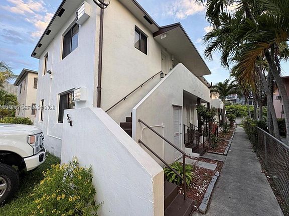 3rd image of 550 SW 10th St APT 7