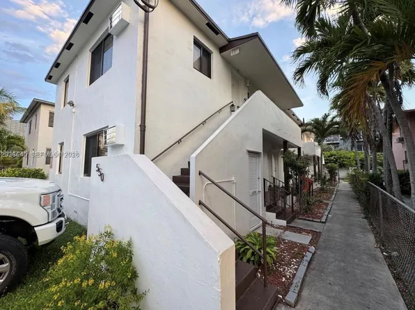550 SW 10th St, Miami, FL