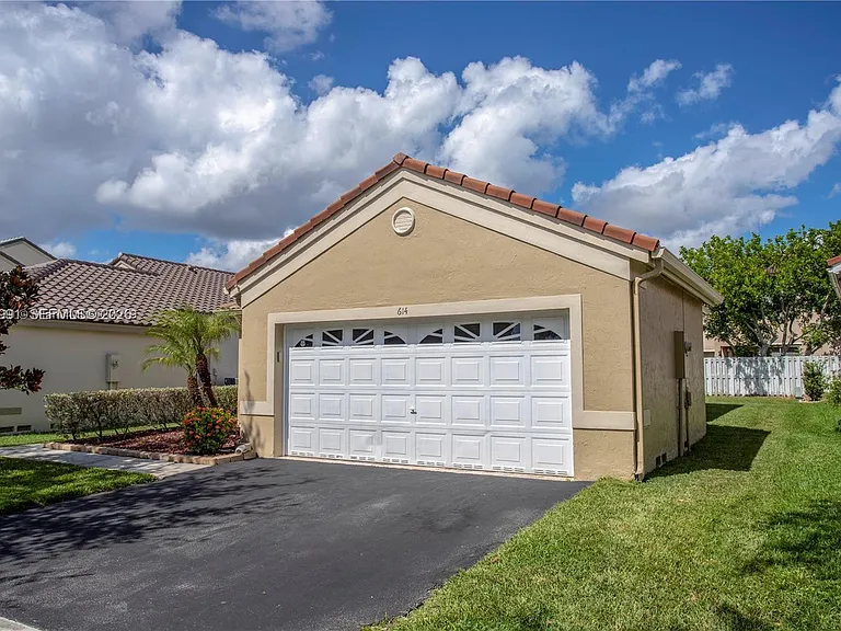 614 Stanton Ln — Photo 3