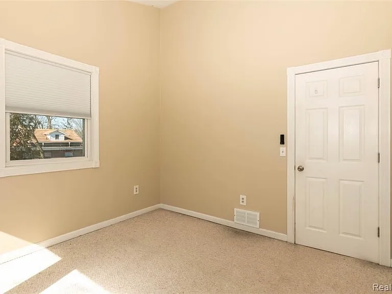 118 S Laurel St — Photo 18