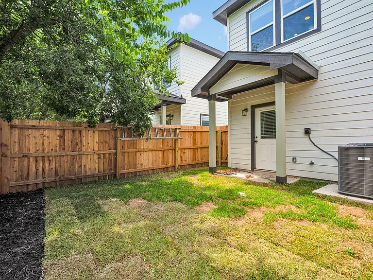 521 Dakota St — Photo 34