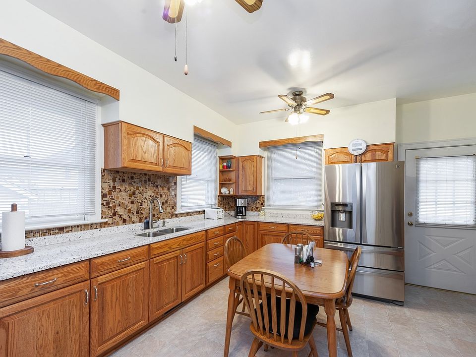 3 yr old beautiful kitchen, Even the cabinets have pull out shelves