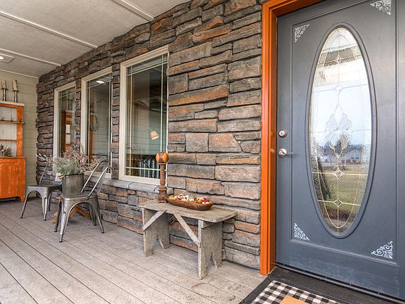 2nd image of 207 SW Meadow Lakes Dr