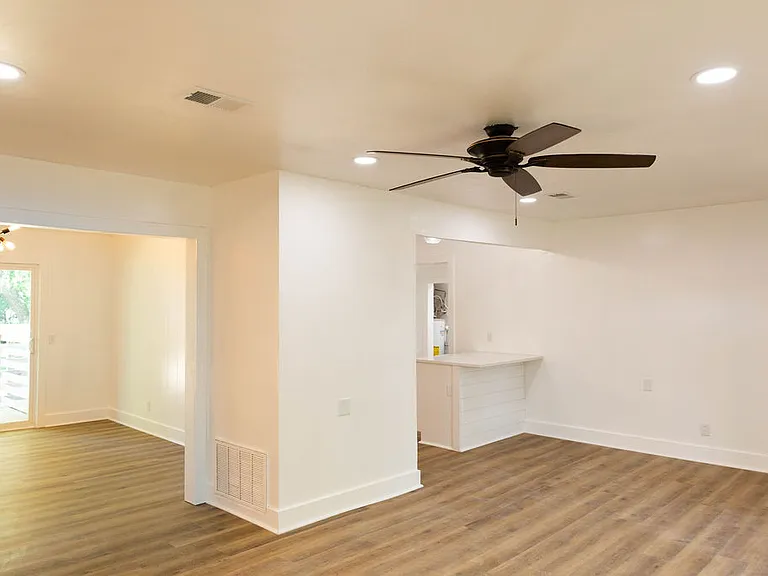 2321 S Laverne Ave — Photo 6