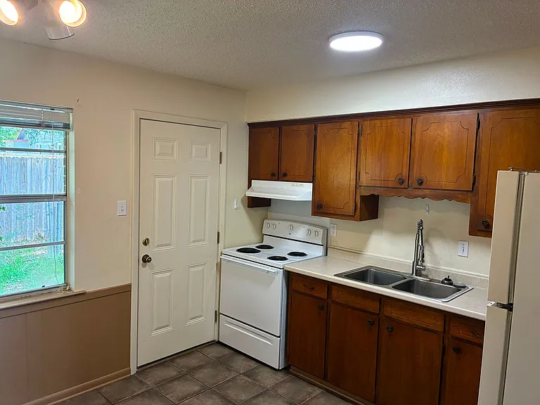 292 W Claiborne St — Photo 27