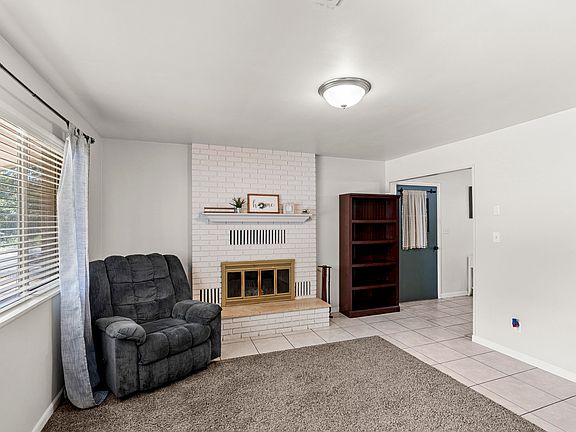 4th image of 555 N Main St