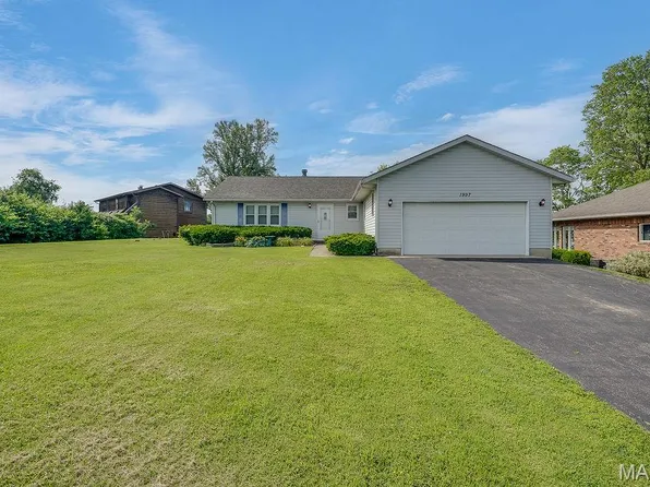 1997 Treasure Dr, Edwardsville, IL 62025