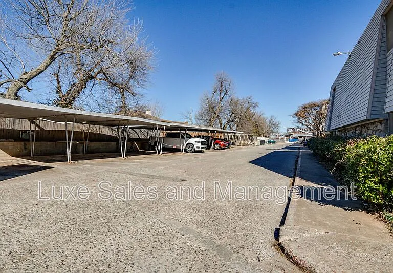6026 Nw Expy #C — Photo 31