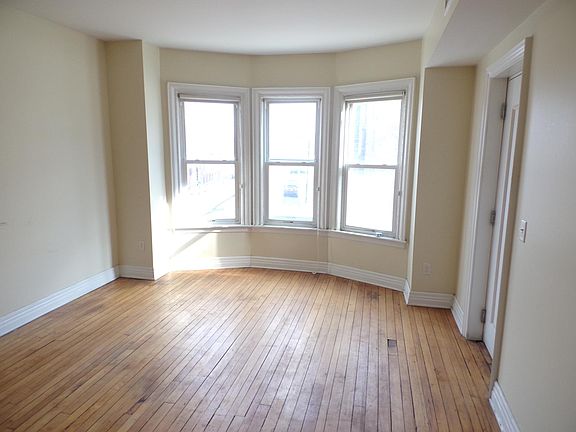 3rd image of 1110 Main St APT 5