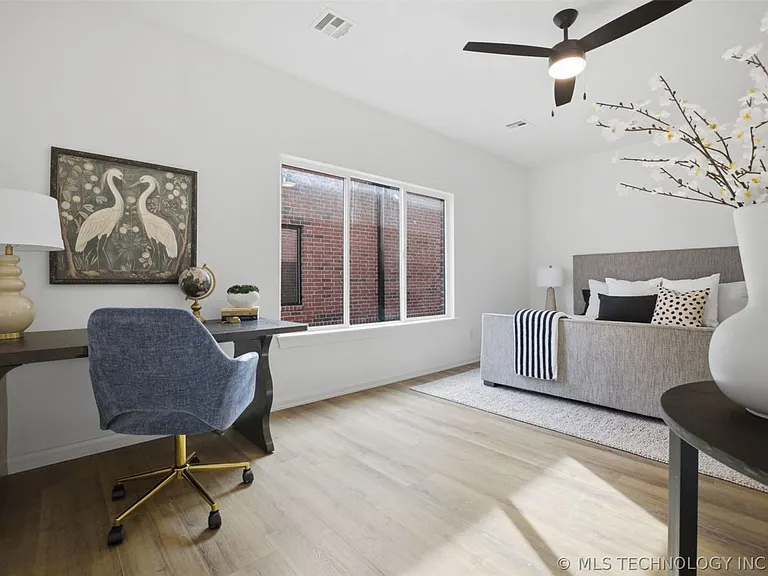 504 E B St — Photo 24