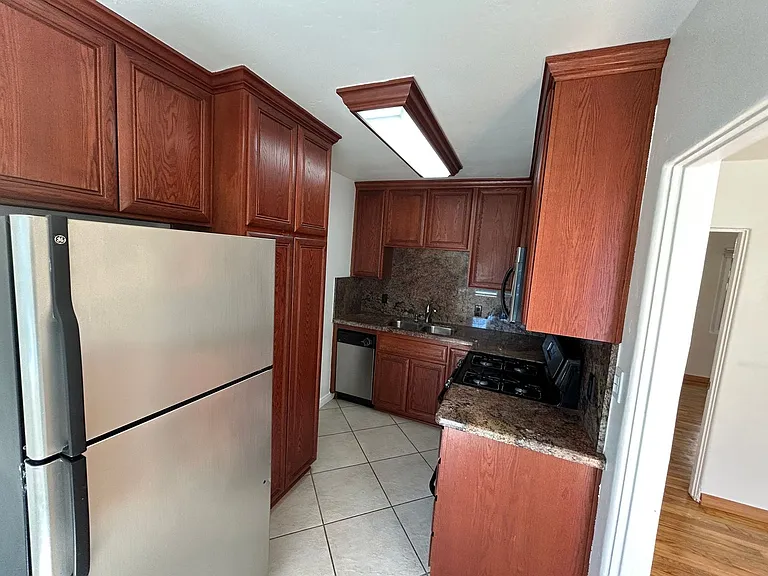 Updated Cottage in Banker's Hill — Photo 11