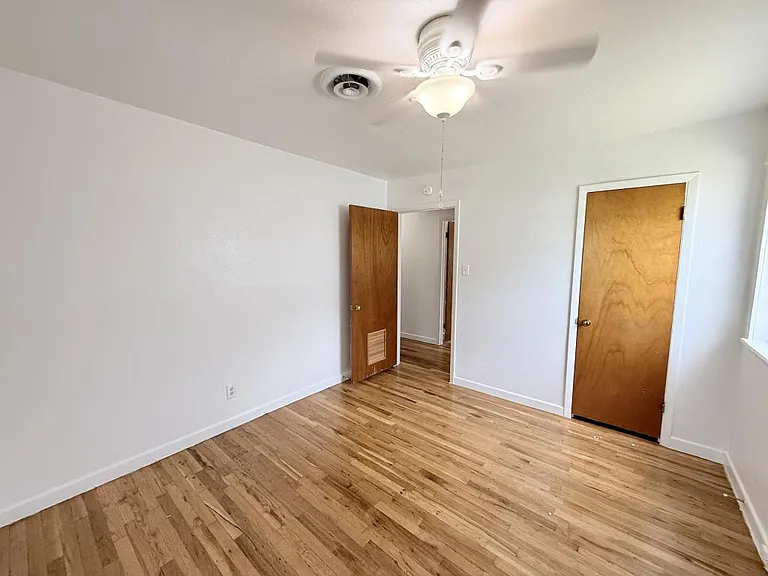 1005 S 11th St — Photo 30