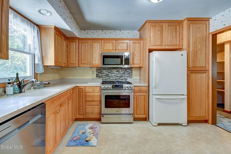 4th image of 14 Elmwood Avenue