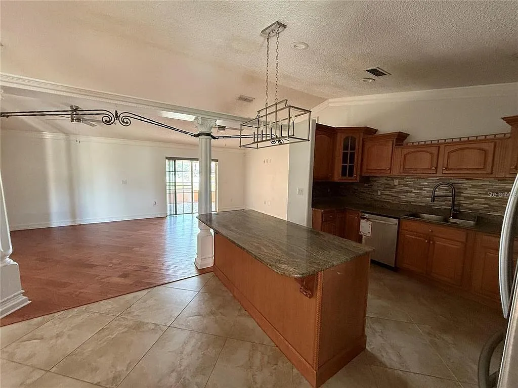 3 bed, 2.0 bath, 1300 sqft, $1,800 — Photo 4