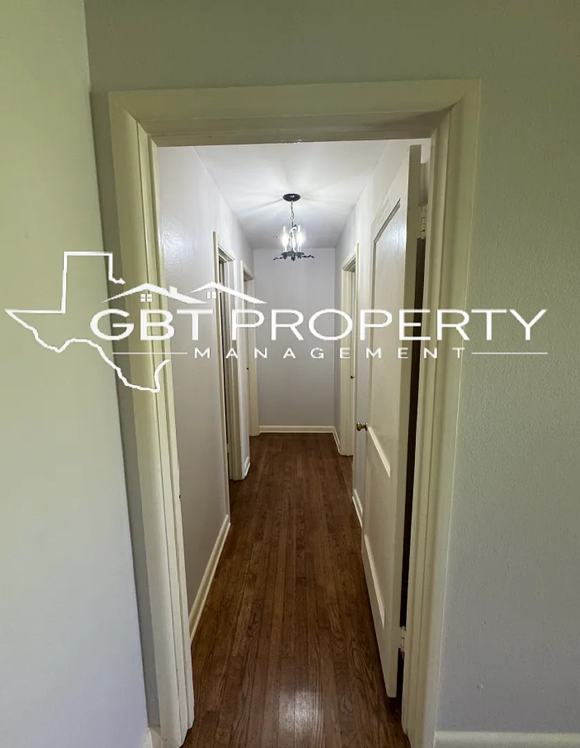 Cute 3 bed 2 bath — Photo 2