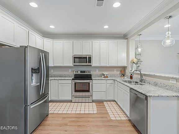 5th image of 282 Broadberry Ave