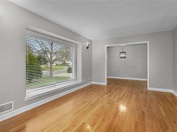 4th image of 9412 Mullen Rd