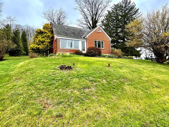 1042 Weisstown Rd, Boyertown, PA 19512