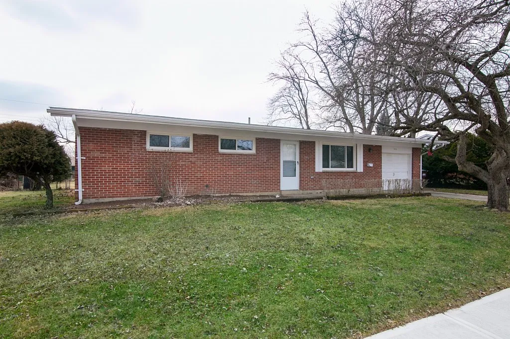 204 Brownstone Dr photo 1