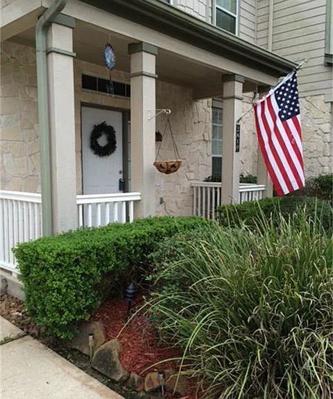 Sit on the front porch - cul de sac street means minimal tra