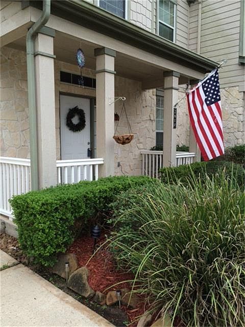 Sit on the front porch - cul de sac street means minimal tra