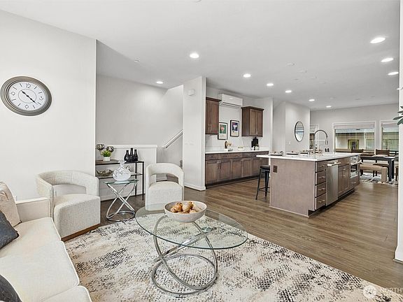 5th image of 983 8th Avenue NE