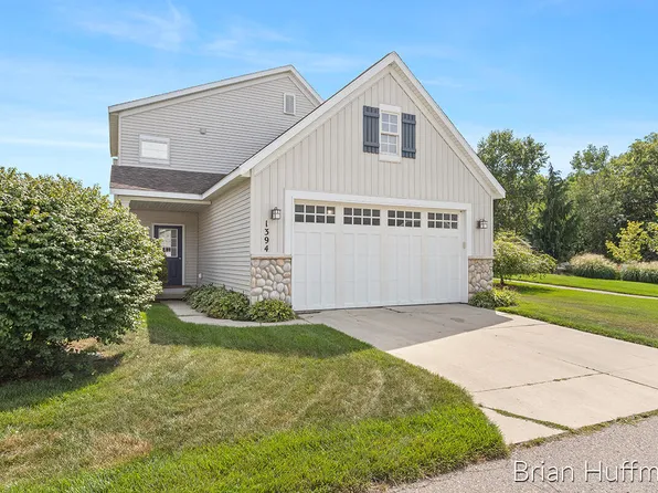 1394 Highland Hl, Lowell, MI 49331